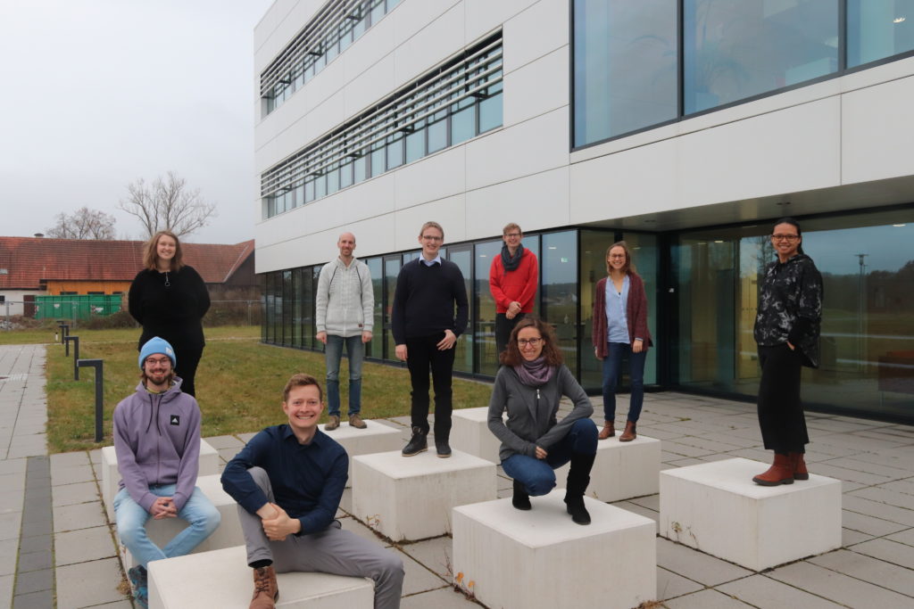 Gruppenbild vor Universität Bayreuth, zeigt Aktive des LaProBay